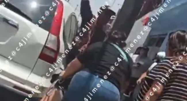 Madre castiga a cinturonazos a su hijo tras presunto robo en Nezahualcóyotl (VIDEO).