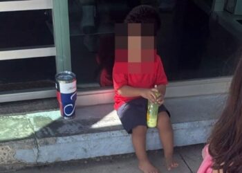 Abandonan a cuatro niños, entre ellos un bebé, dentro de un auto en León.