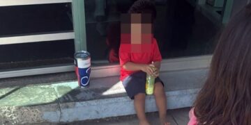 Abandonan a cuatro niños, entre ellos un bebé, dentro de un auto en León.