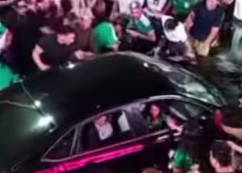 Vehículo embiste a multitud que celebraba victoria de México en el Mundial ; reportan 17 heridos (VIDEO).