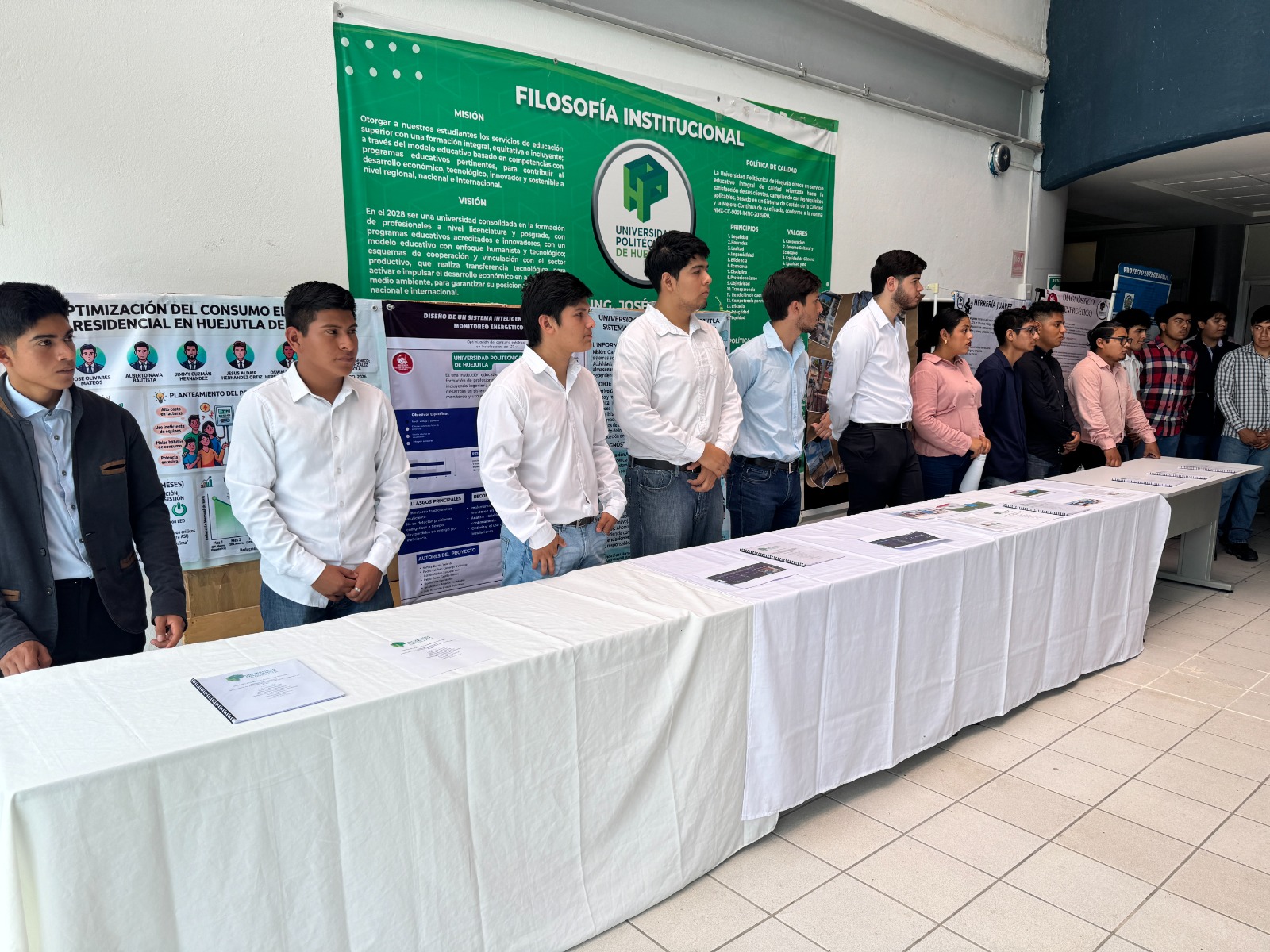 Estudiantes de la UPH desarrollan sistema inteligente para reducir el consumo eléctrico