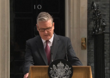 Keir Starmer anuncia su salida del gobierno británico tras perder el apoyo de su partido.