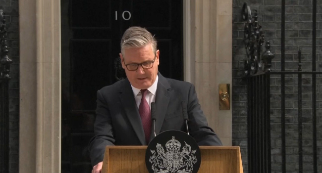 Keir Starmer anuncia su salida del gobierno británico tras perder el apoyo de su partido.