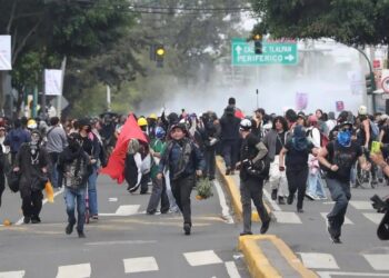 Encapuchados y antimotines protagonizan disturbios en accesos al estadio mundialista