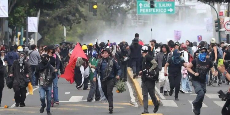 Encapuchados y antimotines protagonizan disturbios en accesos al estadio mundialista