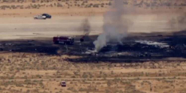 Se estrella bombardero B-52 en California, EU; mueren ocho tripulantes