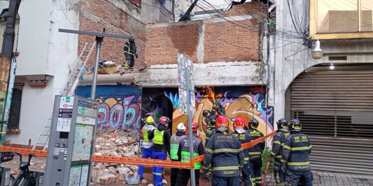 Se desploma casa antigua en la Cuauhtémoc; madre es rescatada e hijo muere bajo escombros