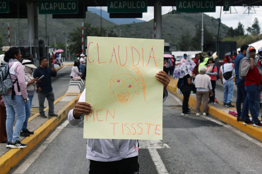 CNTE presiona con bloqueos mientras Gobierno ofrece nueva aseguradora pública para pensiones