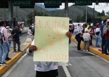 CNTE presiona con bloqueos mientras Gobierno ofrece nueva aseguradora pública para pensiones