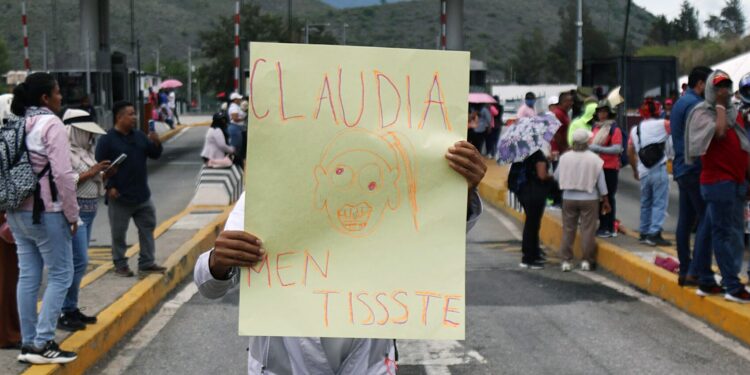 CNTE presiona con bloqueos mientras Gobierno ofrece nueva aseguradora pública para pensiones