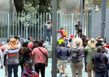 CNTE irrumpe en la SEP, provoca destrozos y eleva la tensión con el Gobierno federal