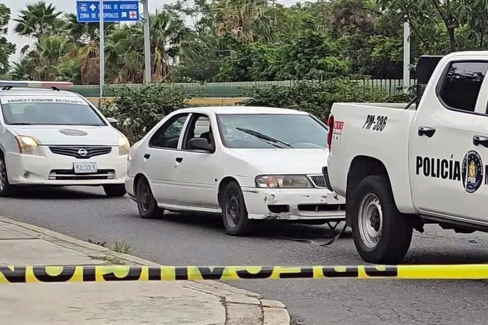 Abandonan cuerpos decapitados frente al Congreso de Guerrero; los retira sin peritajes en la escena