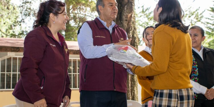 Continúa registro para acceder a uniformes, útiles y calzado escolar gratuitos