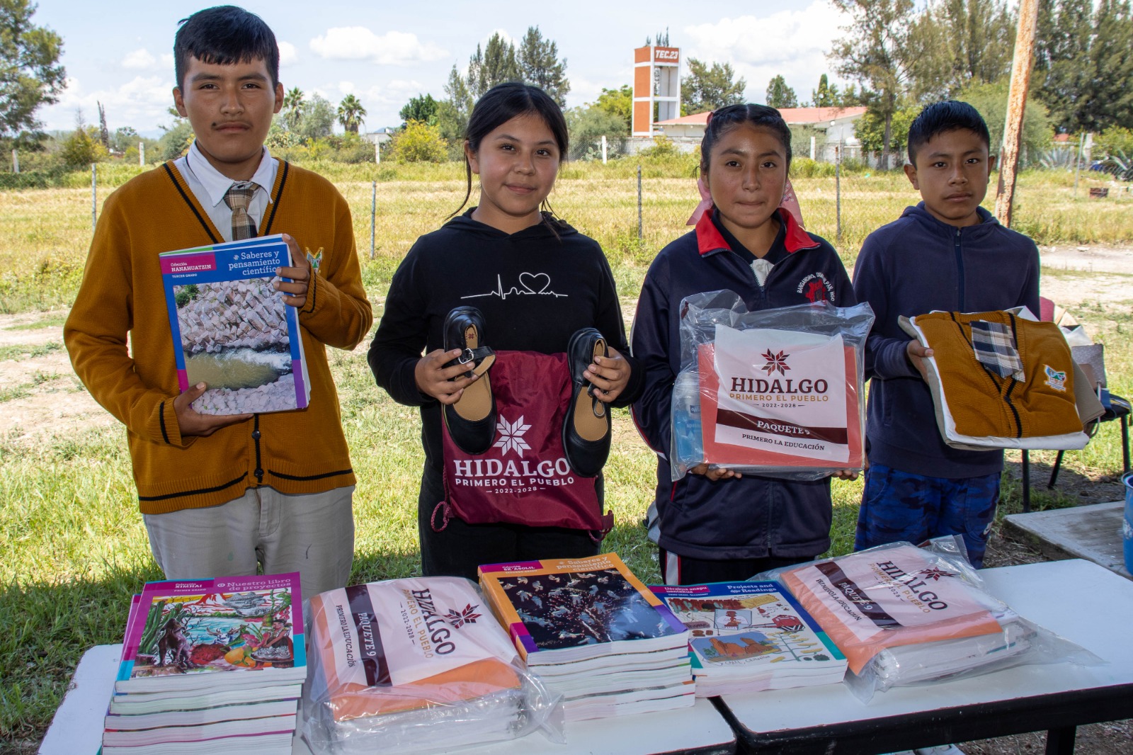 Continúa registro para acceder a uniformes, útiles y calzado escolar gratuitos
