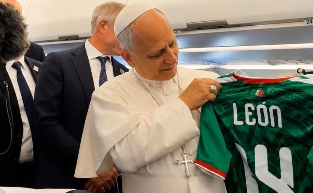 Papa León XIV posa con la playera de la Selección Mexicana
