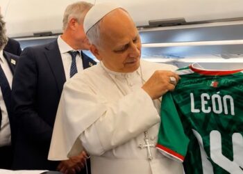 Papa León XIV posa con la playera de la Selección Mexicana