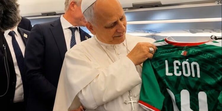 Papa León XIV posa con la playera de la Selección Mexicana