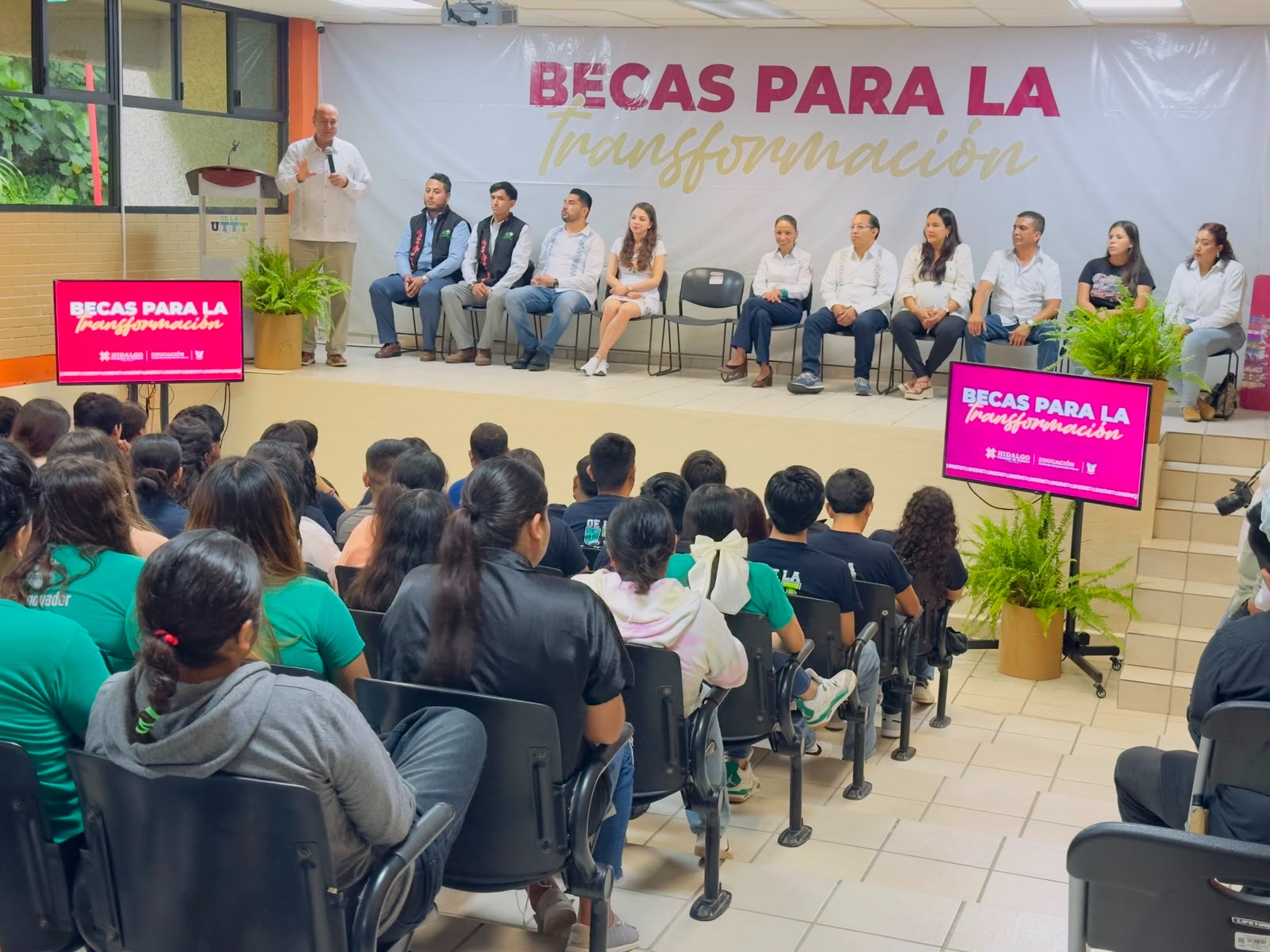 Becas para la Transformación llegan a estudiantes de Chapulhuacán y Jacala