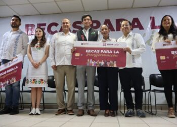 Becas para la Transformación llegan a estudiantes de Chapulhuacán y Jacala