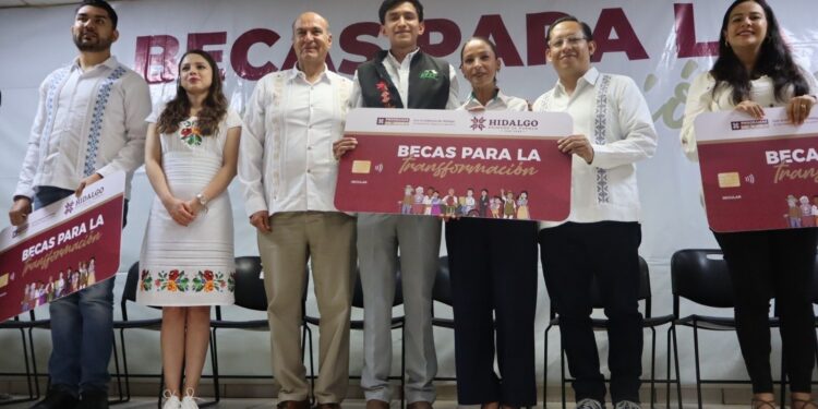 Becas para la Transformación llegan a estudiantes de Chapulhuacán y Jacala