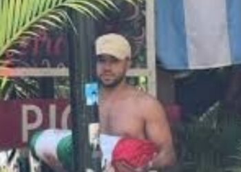 ¡Indignante! Turistas argentinos sustituyen bandera de México por la de Argentina.