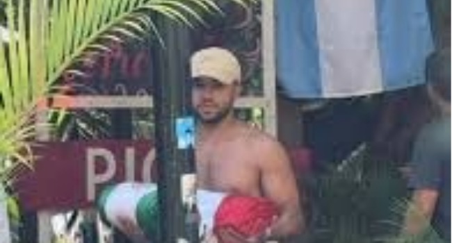 ¡Indignante! Turistas argentinos sustituyen bandera de México por la de Argentina.