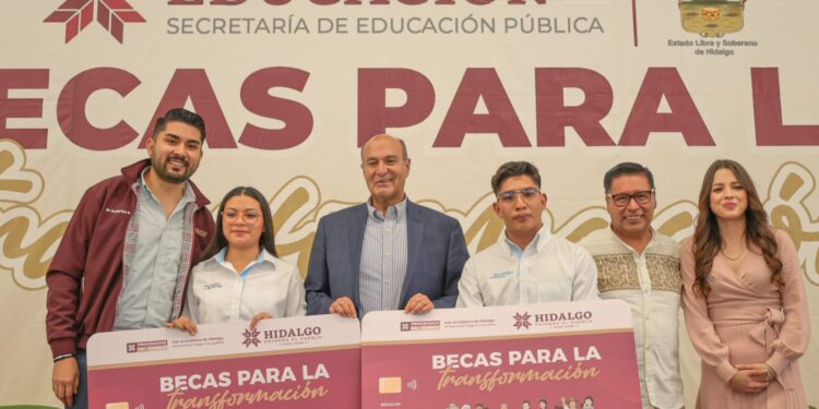 Natividad Castrejón entrega más de mil Becas para la Transformación en la UPFIM