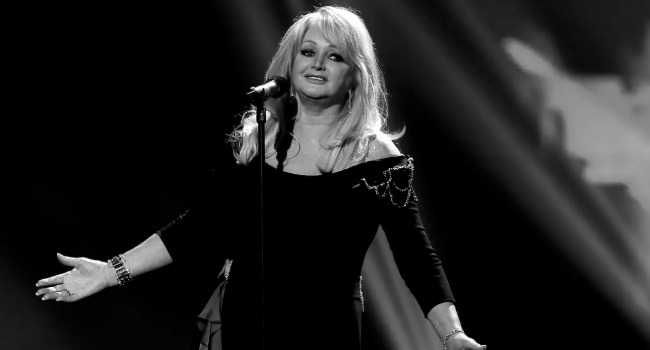 Muere Bonnie Tyler, la voz inolvidable de "Total Eclipse of the Heart", a los 75 años.