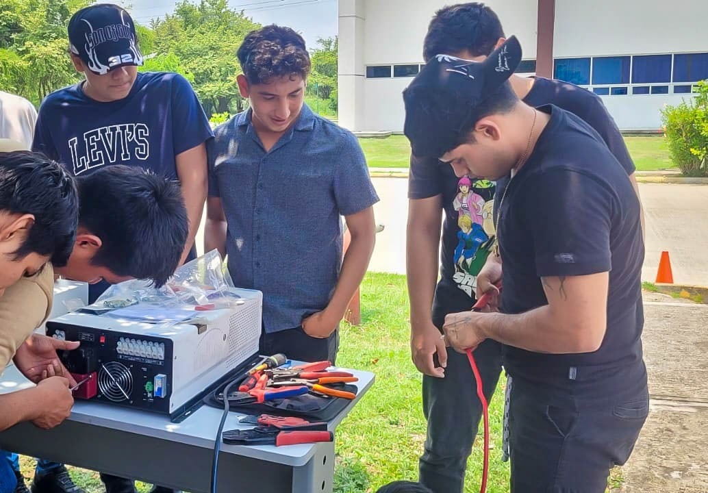 Estudiantes de la UPH fortalecen competencias en energía solar