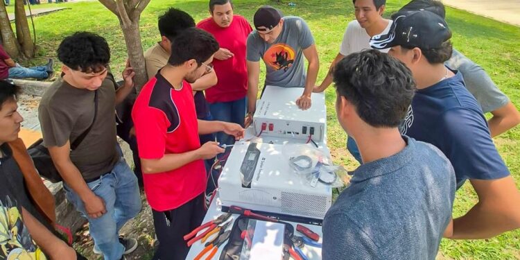 Estudiantes de la UPH fortalecen competencias en energía solar