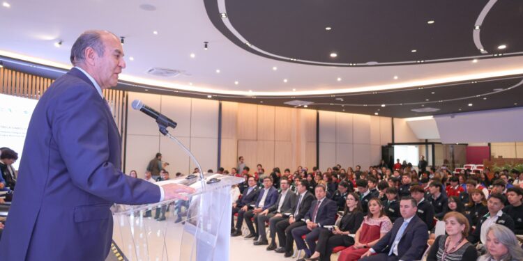 SEPH entrega certificados de inglés a más de 22 mil estudiantes de bachillerato