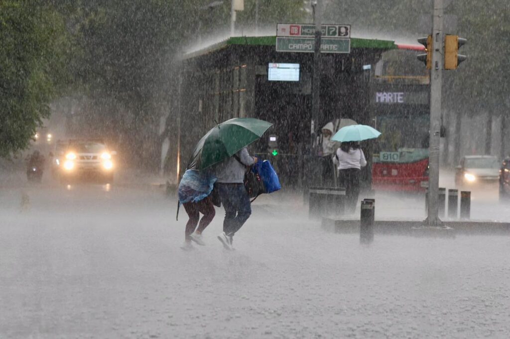 "Tláloc" colapsa la CDMX: Tormenta activa alertas en las 16 alcaldías y desatan caos vial