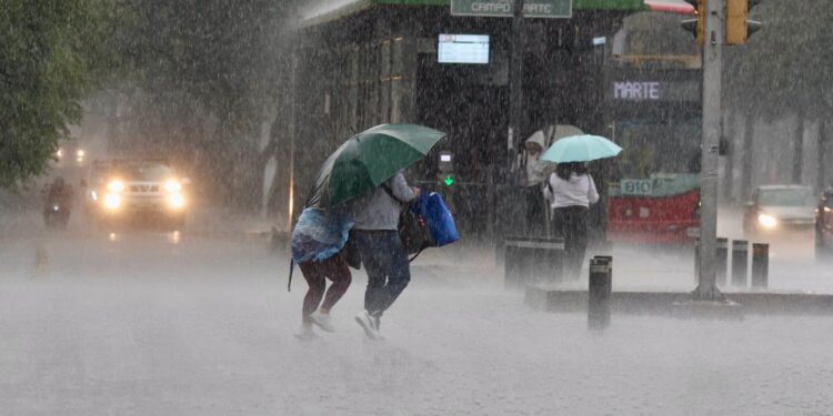"Tláloc" colapsa la CDMX: Tormenta activa alertas en las 16 alcaldías y desatan caos vial