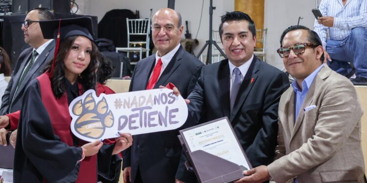 Natividad Castrejón reconoce a egresados de bachillerato a distancia CEMSaD Cobaeh