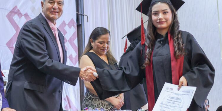 Más de 7 mil 500 estudiantes concluyen su formación en el CECyTEH