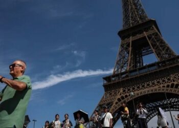 Ola de calor obliga al cierre anticipado de la Torre Eiffel y museos de París.