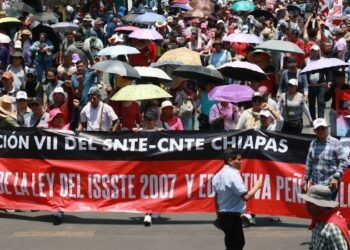 SEP oficializa aumento salarial para maestros y personal educativo en 2026.