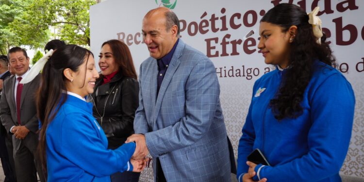 Natividad Castrejón encabeza recital poético en honor a Efrén Rebolledo