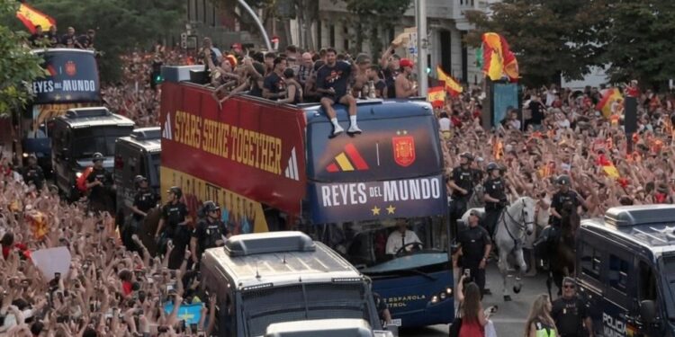 España bicampeona: Madrid se paraliza para recibir a los reyes del futbol mundial
