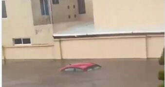¡Tizayuca bajo el agua! Lluvias convierten calles en ríos y "se tragan" vehículos (VIDEO)
