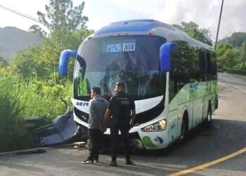 Tras choque de autobús ODT, muere menor de un año y 15 personas quedan heridas
