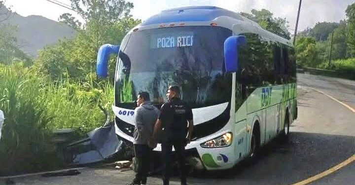 Tras choque de autobús ODT, muere menor de un año y 15 personas quedan heridas