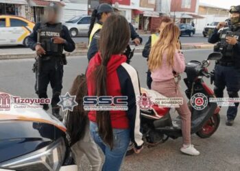 Menores en peligro: cae mujer en Tizayuca por circular con niños sin casco