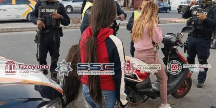 Menores en peligro: cae mujer en Tizayuca por circular con niños sin casco