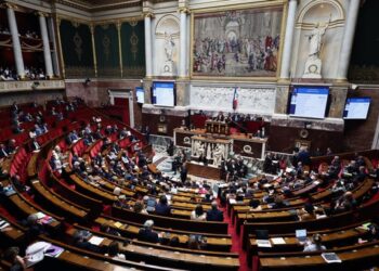 Francia legisla la eutanasia ante rechazo y alerta de la Iglesia
