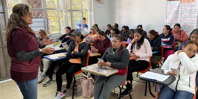 Consolida IHE la participación social en escuelas