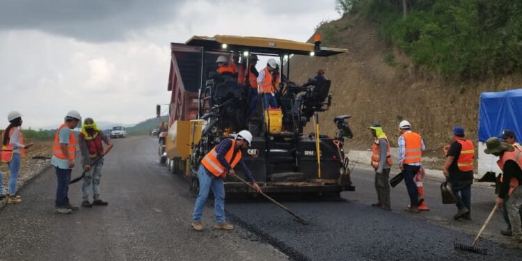 Estudiantes de Ingeniería Civil fortalecen su formación en obra carretera