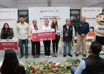 Reciben estudiantes del ITESHU Becas para la Transformación