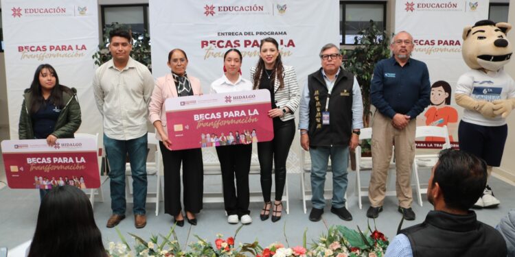 Reciben estudiantes del ITESHU Becas para la Transformación