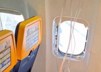 ¡Terror en Ryanair! Ventanilla se rompe a mitad de un vuelo y desata el caos a bordo
